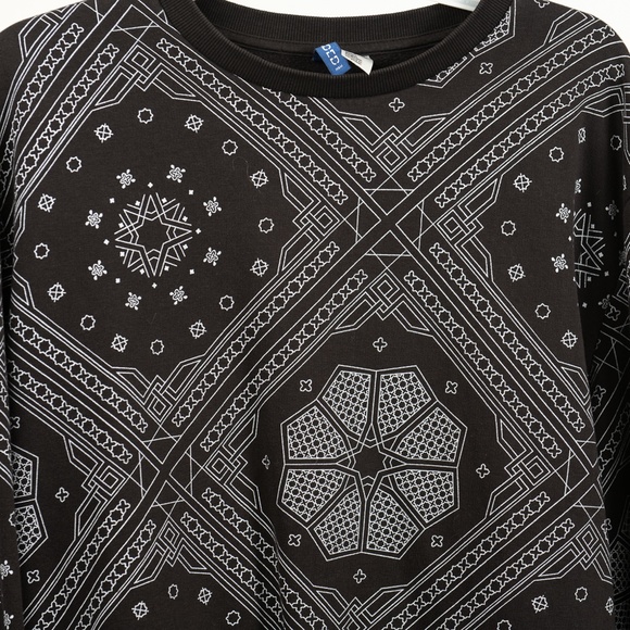 Men's Large Black and White Snowflake Sweater - Picture 2 of 3